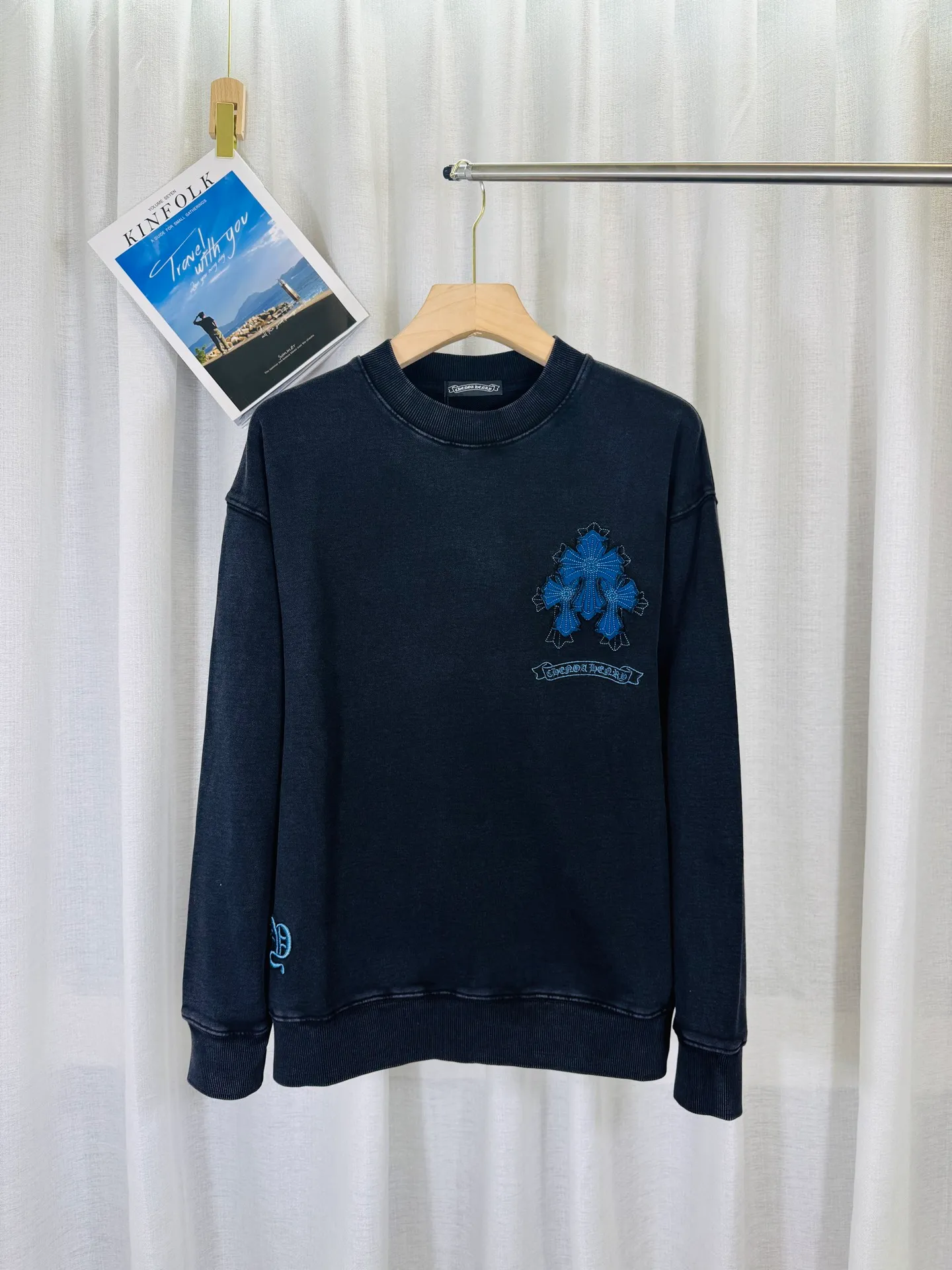 P280 top version, real shot without P, ​​different from market currency) 𝗖𝗵𝗿𝗼𝗺𝗲 𝗛𝗲𝗮𝗿𝘁𝘀/Cro Heart 2025 washed patch embroidery autumn and winter new original single counter American laser burnt 3D three-dimensional patch embroidery couple casual sweatshirt 👑The highest version! Customized fabric 430g tripe terry fabric! American acid-washed and distressed original fabric laser burnt ✟appliqué embroidery and exquisite embroidery of letters! The best-selling model in the counter, very comfortable to wear. Accessories: original molded and authenticated collar label➕100% silk wash label. Genuine purchase-grade original hangtag➕matching hanging rope➕3D hanging beads➕original packaging bag. Craftsmanship: The original version has consistent wiring! The highest version of the armhole matching technique! Color: Gray Black Size: S M L XL Style No.: 9325